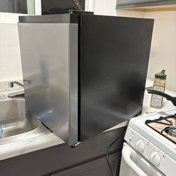 Hisense 1.6 Cu ft Compact Refrigerator