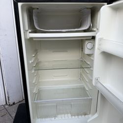 Small Fridge/ Freezer In Excellent Condition 
