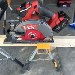 Milwaukee Fuel M18 6 1/2” Circular Saw W/ 5AH Battery 