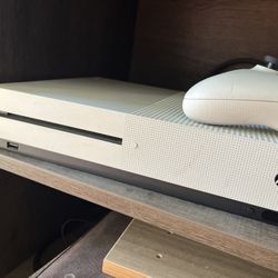Xbox One Slim 