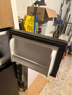 Frigidaire Mini Fridge w/ Freezer – Works Great