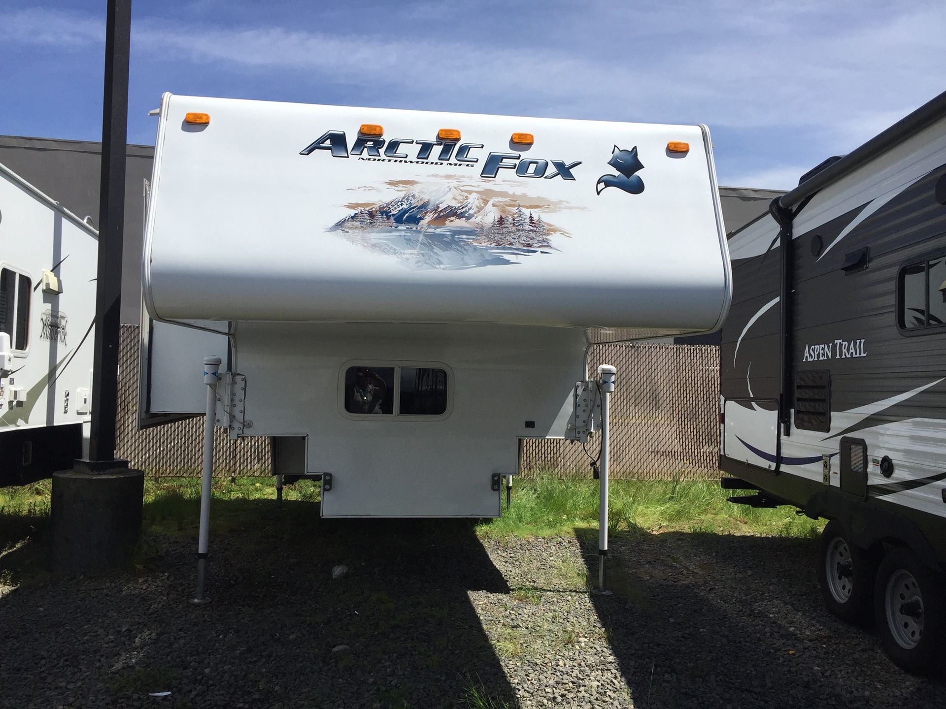 2011 Arctic Fox 990 Truck Camper - Very Nice!!