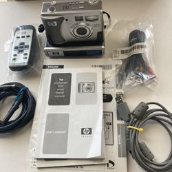 Brand New HP Photosmart 935 Digital Compact Photo & Video Camera. Silver. Auto Focus