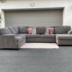 Huge Grey Sectional Couch From Ashley Furniture In Great Condition - FREE DELIVERY 🚛