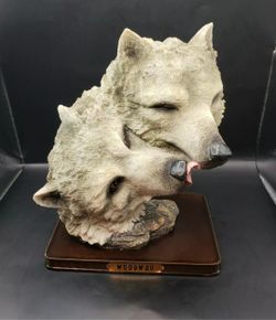Woodway 1999 Resin Double Wolf Head Statue