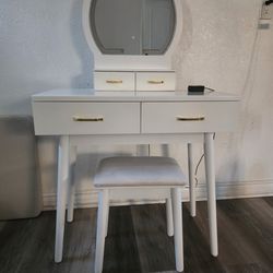 Makeup Vanity With Mirror And Light 