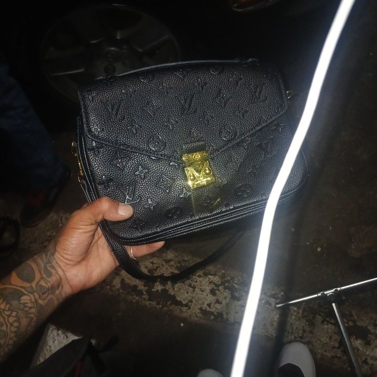 Louis Vuittion Purse Or Bag Good Condition Trades Or Obo 