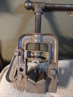 Armstrong Bridgeport pipe clamp