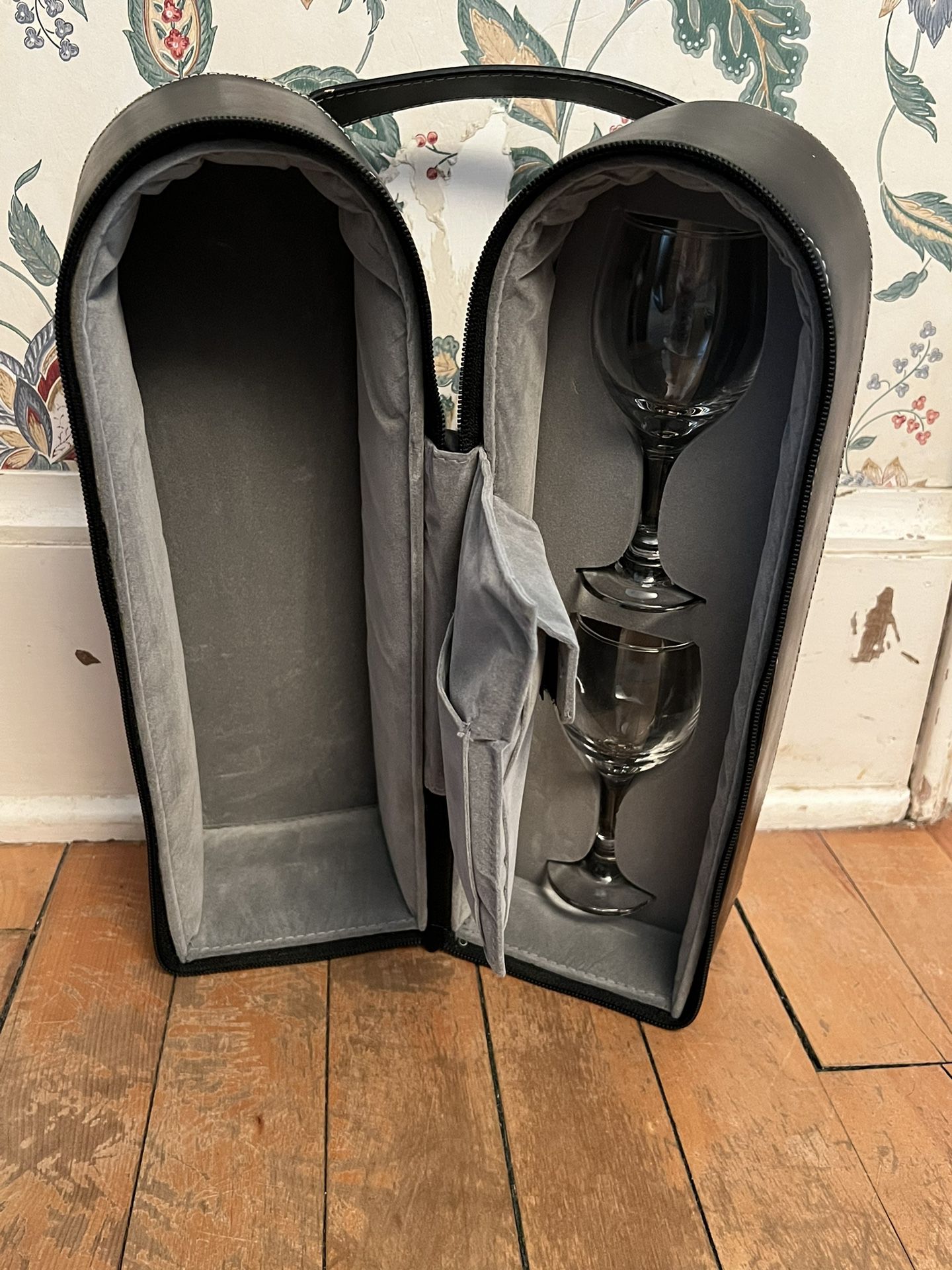 New Geoffrey Beene Wine Set Travel Case - 2 Glasses, Stopper, Corkscrew  (open box) for Sale in Richmond Heights, OH - OfferUp
