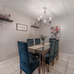 Dining Room Table and 6 Chairs