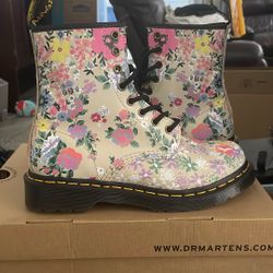 Unworn Dr.Martens Boot. Size 7 Ladies 