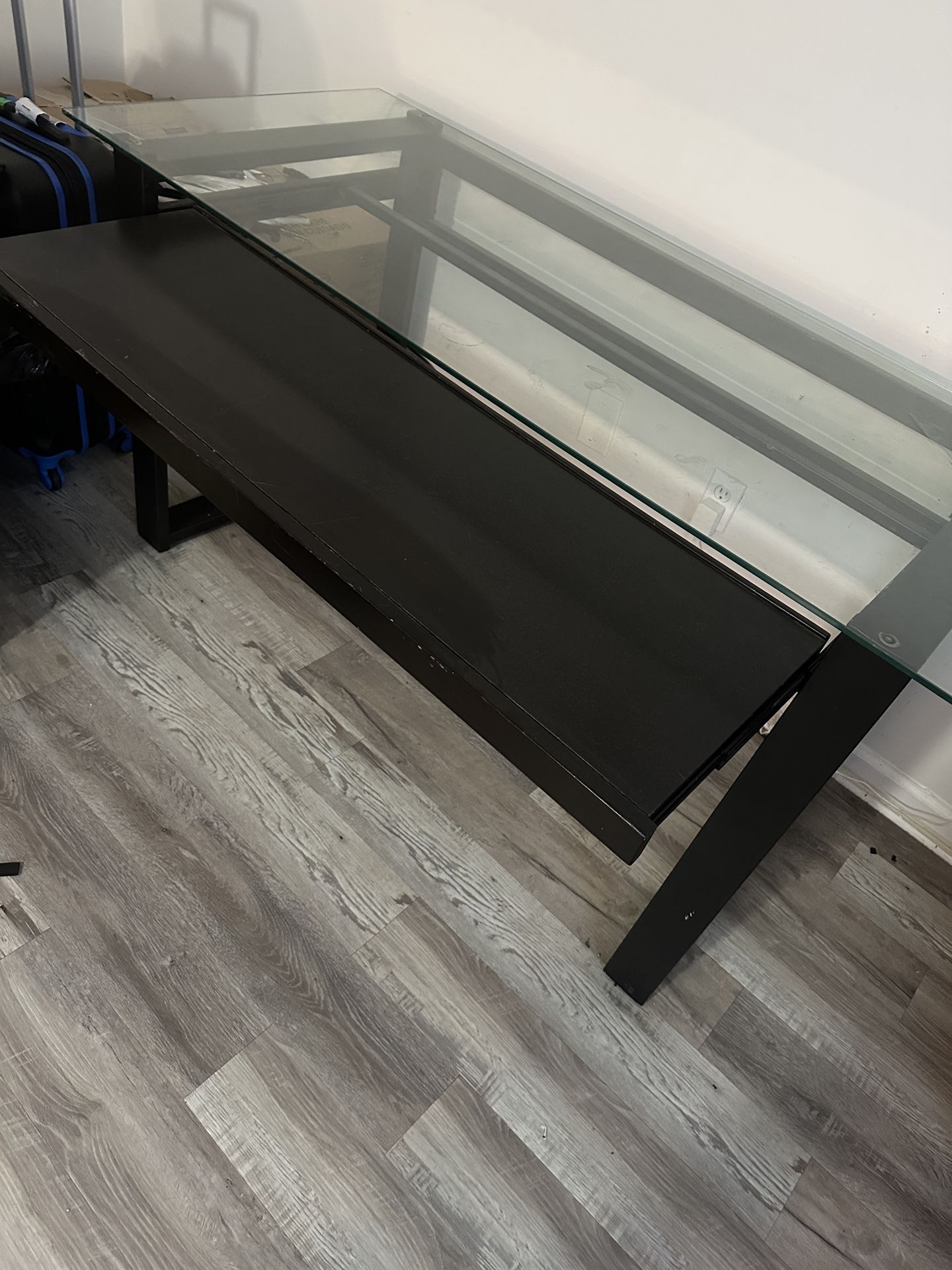 LARGE DESK WITH SLIDING TRAY