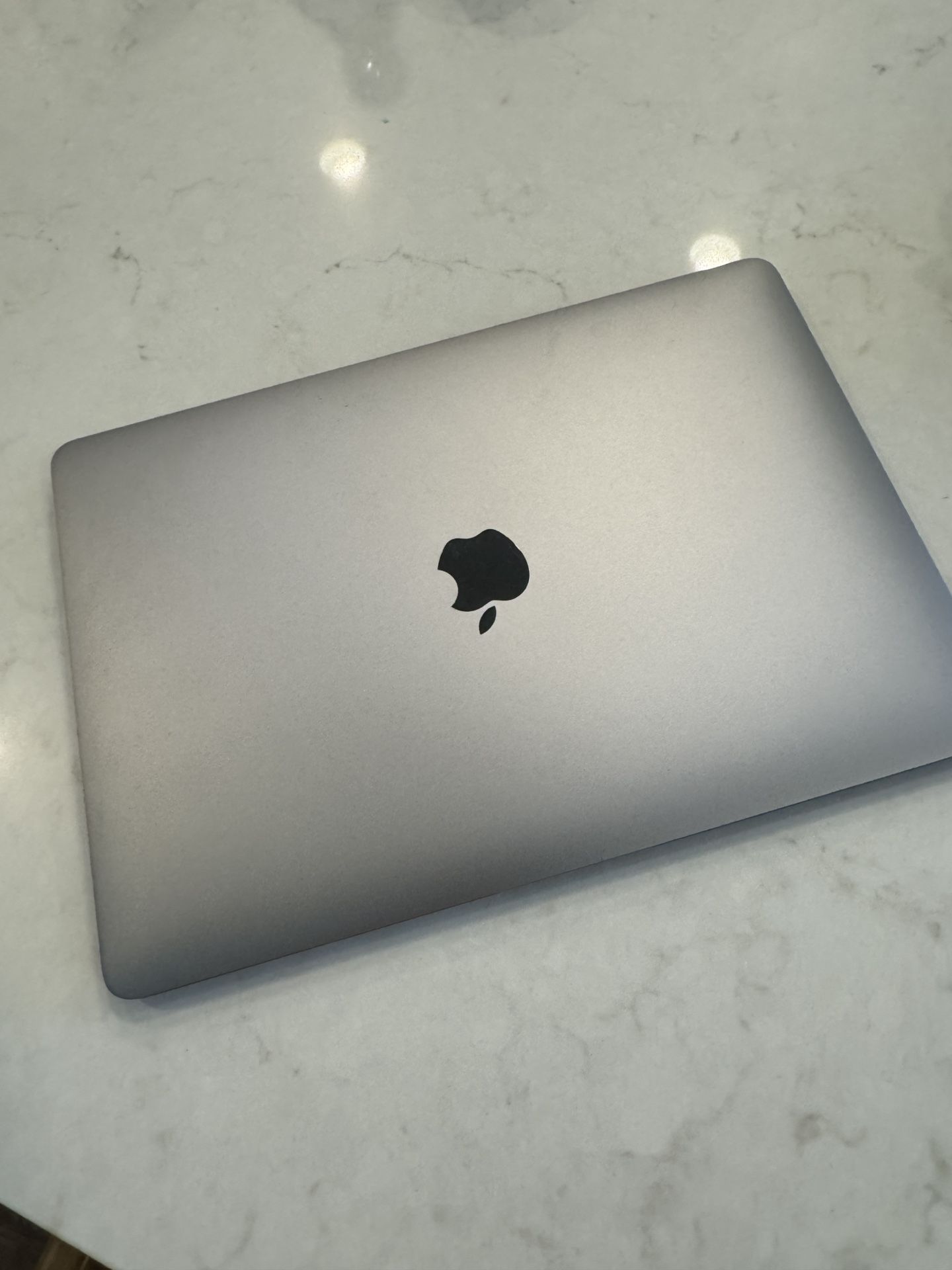 💻 MacBook Air 13.3” – M1 Chip, 8GB RAM, 256GB SSD – Space Gray