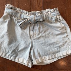 Juniors Size Medium Cuffed Jean Shorts with Belt $10