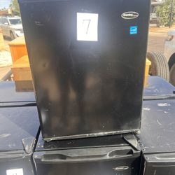 Mini Fridge (Black) - Danby (7)