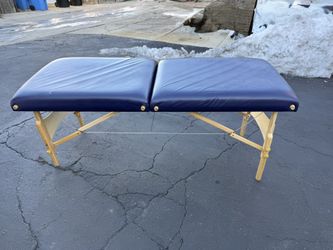 MÁSTER MASSAGE  TABLE IN GOOD CONDITION. $75.00  OR BEST OFFER.