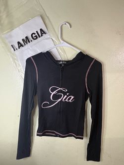 ✨ https://offerup.com/redirect/?o=SS5BTQ==.GIA Gia Long Sleeve Zip Top ✨