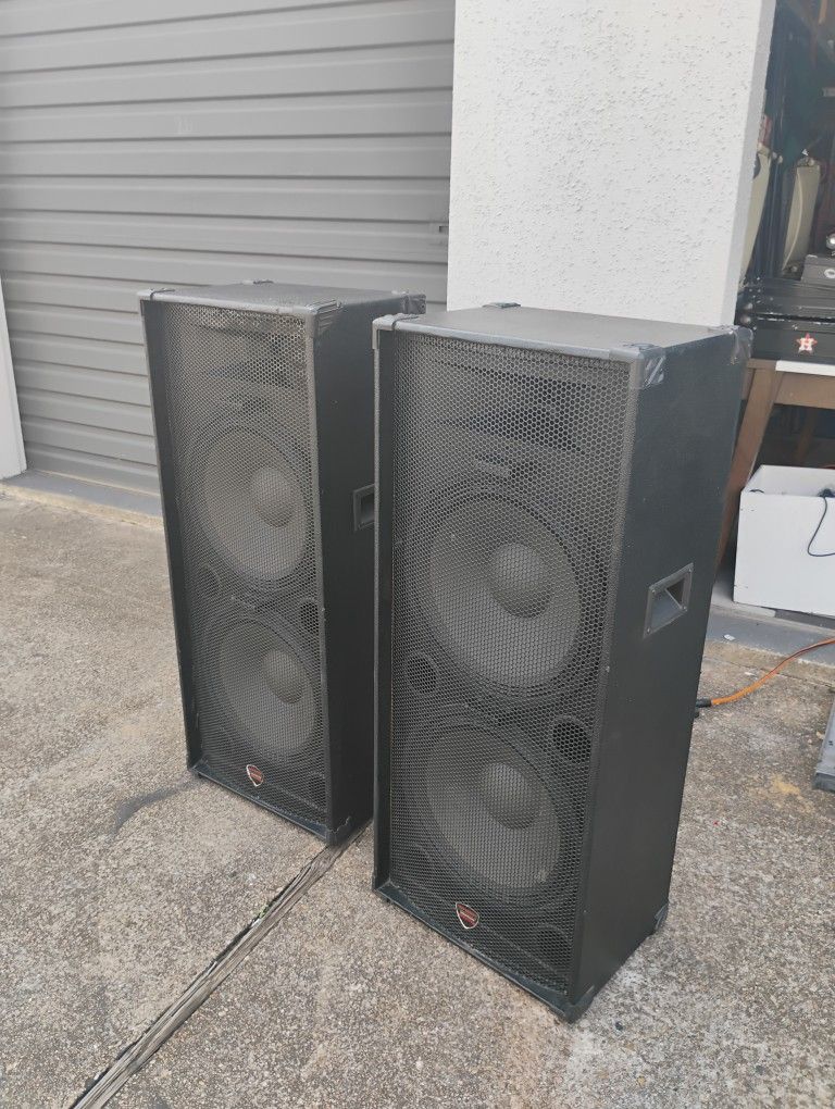 2 Powered Speakers 15" 500watts