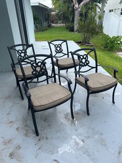 Set of 4 patio arm chairs