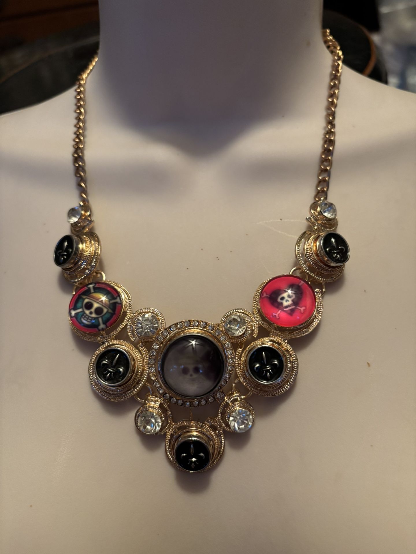 💎💀 Statement Skull With “Fleur de Lis” Embellishments Beautiful & Engaging Statement Necklace 💀💎