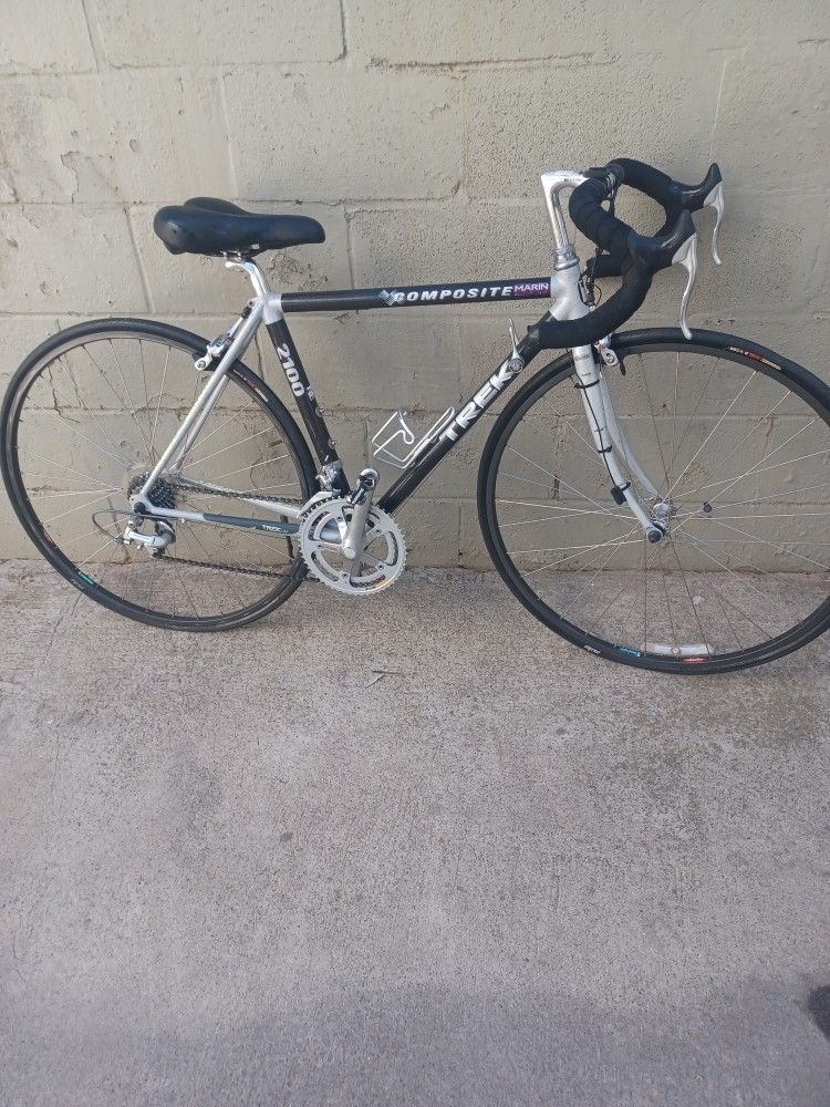 TREK 2100 size 700 Frame48cm Speed 14