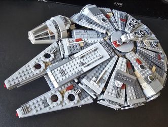 LEGO STAR WARS Millenium Falcon Vehicle 75105 (OPEN) (RETIRED SET)