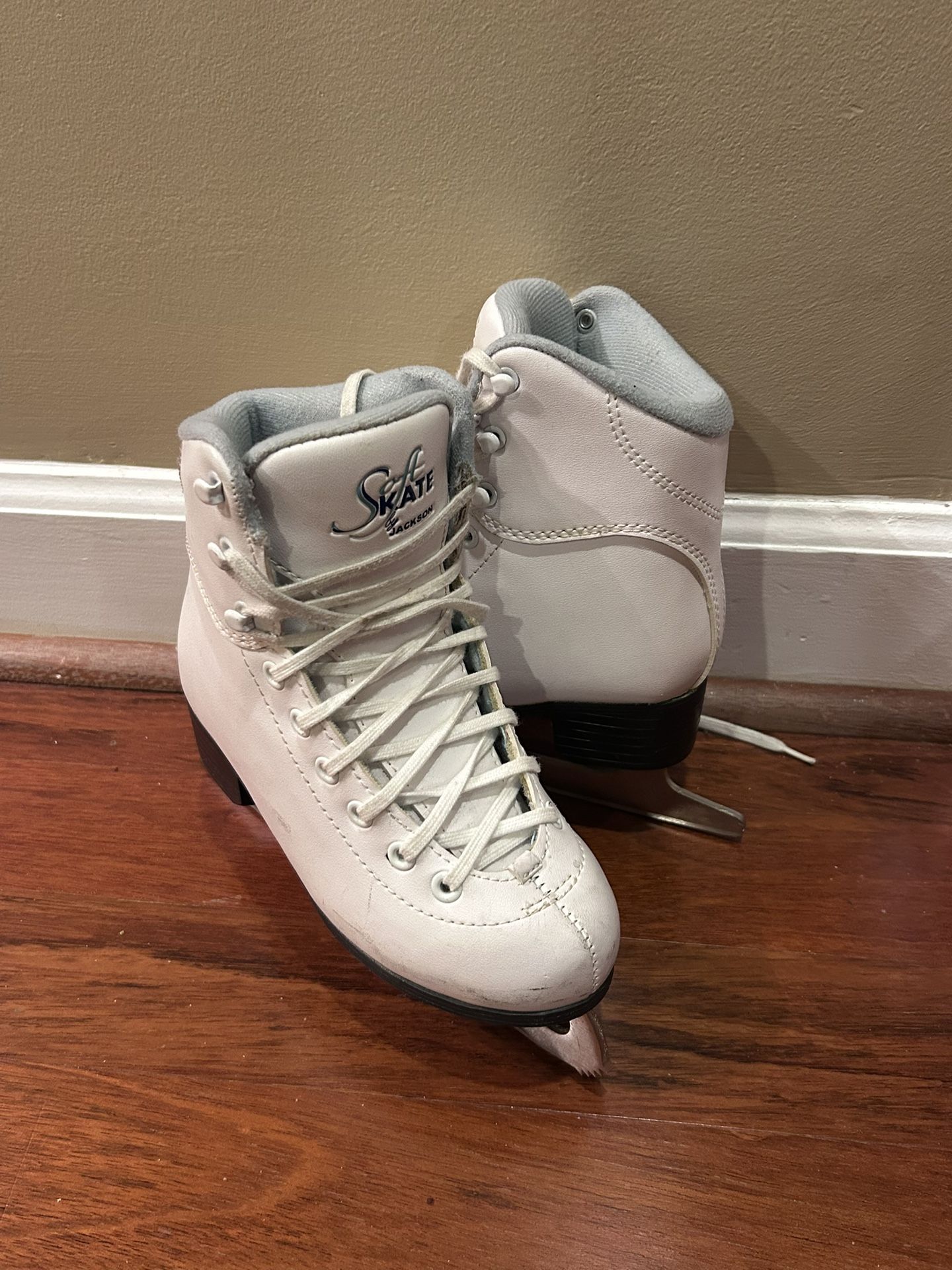 Girl Size 1 Ice Skate
