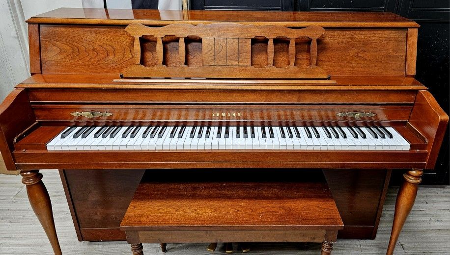 1990 Yamaha M306 Console Piano
