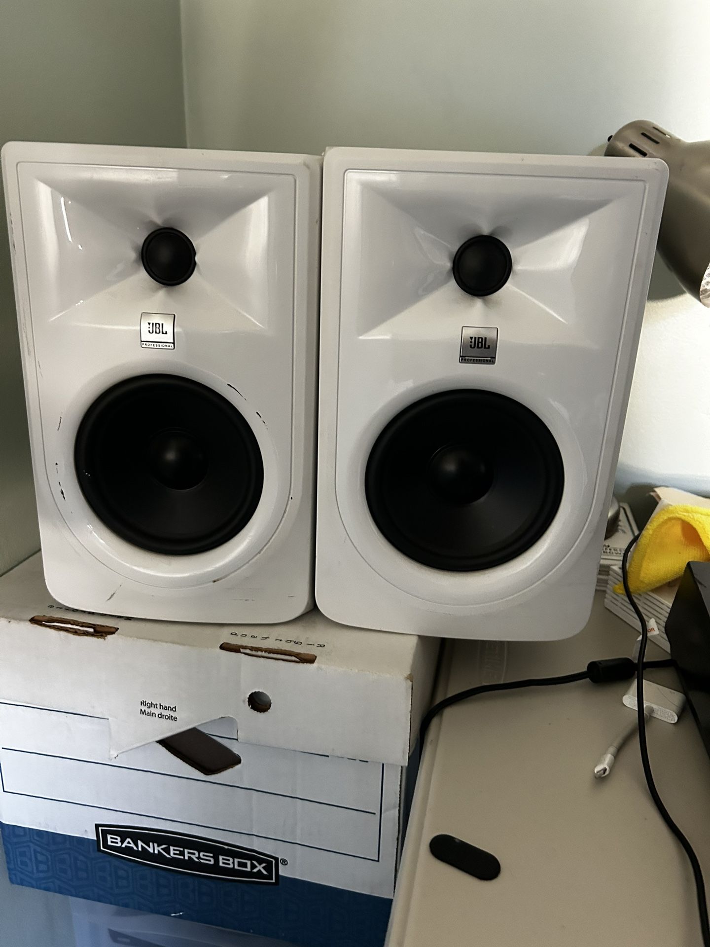 JBL Professional 305P MkII 5-Inch 2-Way Powered, Active Monitor Speakers for Near Field Music Production, Studio Monitor