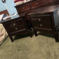 🎉🎉🎉🎉$$$130-Set of 2 (son dos) heavy bedside tables made very sturdy, not in perfect condition aesthetically as they are used (scratches on the top
