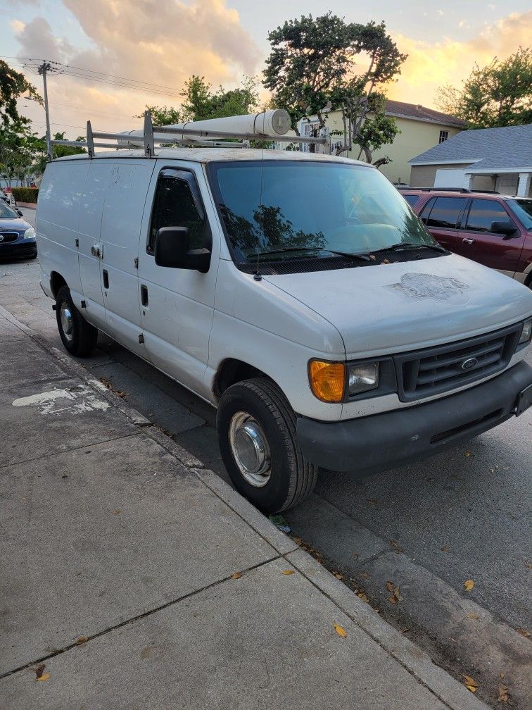 2004 Ford E-250