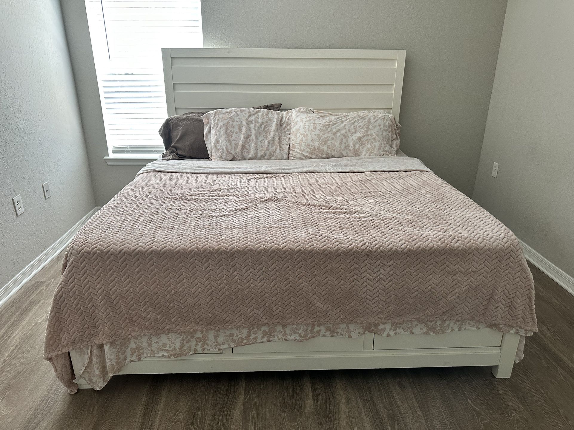 Full size quarter set with chest of drawers and two white bedside tables
