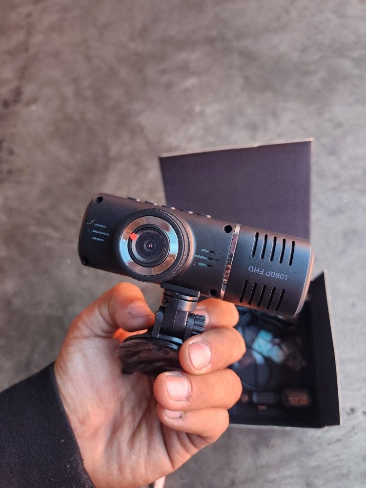Dash cam 1080p 3 channels 32 gb SD card like new
