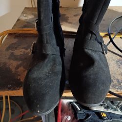 Brand new short boots size 9 never been worn my best friend got them for me never worm 8 bucks firm price pick up only black swade pick up only 865 El
