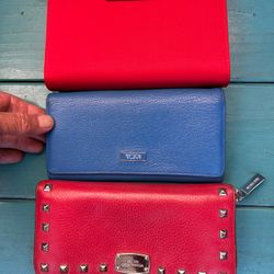 2 LADIES WALLETS + 1 PERSONAL PLANNER TUMI KATE SPADE MICHAEL KORD