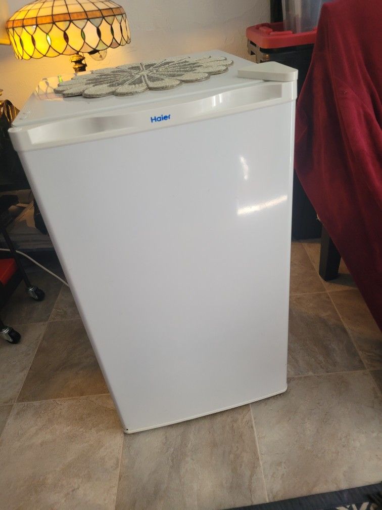 Mini Fridge w Freezer