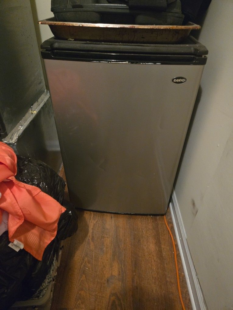 Sanyo Mini Fridge