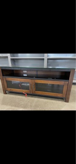 INSIGNIA TV STAND/ ENTERTAINMENT CENTER