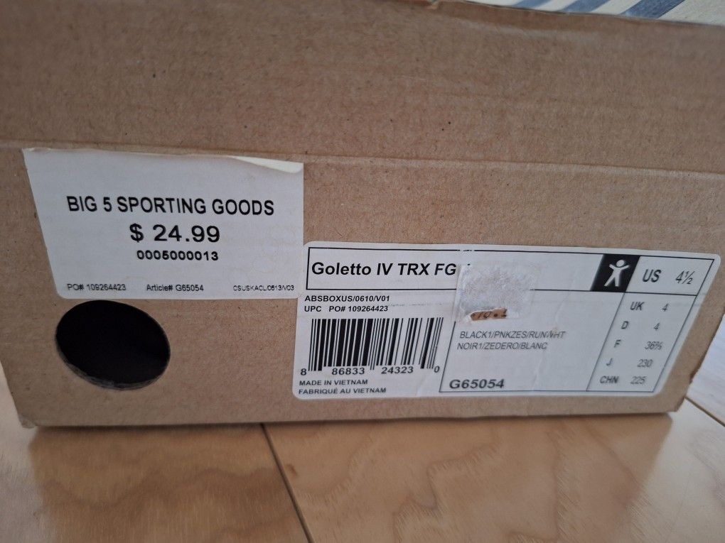 ✨ Adidas Girls Soccer Shoes – Size 4.5, Almost New! ✨
Bought $25 + tax, SELL ONLY $10