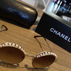 CHANEL round sunglasses with pearls