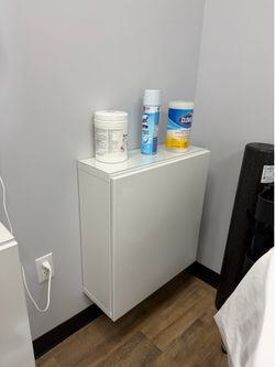 Modern White Wall Cabinet – Excellent Condition