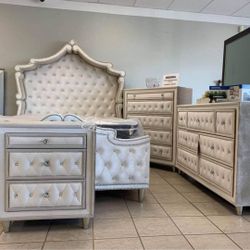 👑Antonella Ivory / Camel 4-Piece Queen Bedroom Set
Coaster$20 Down Payment and delivery available 