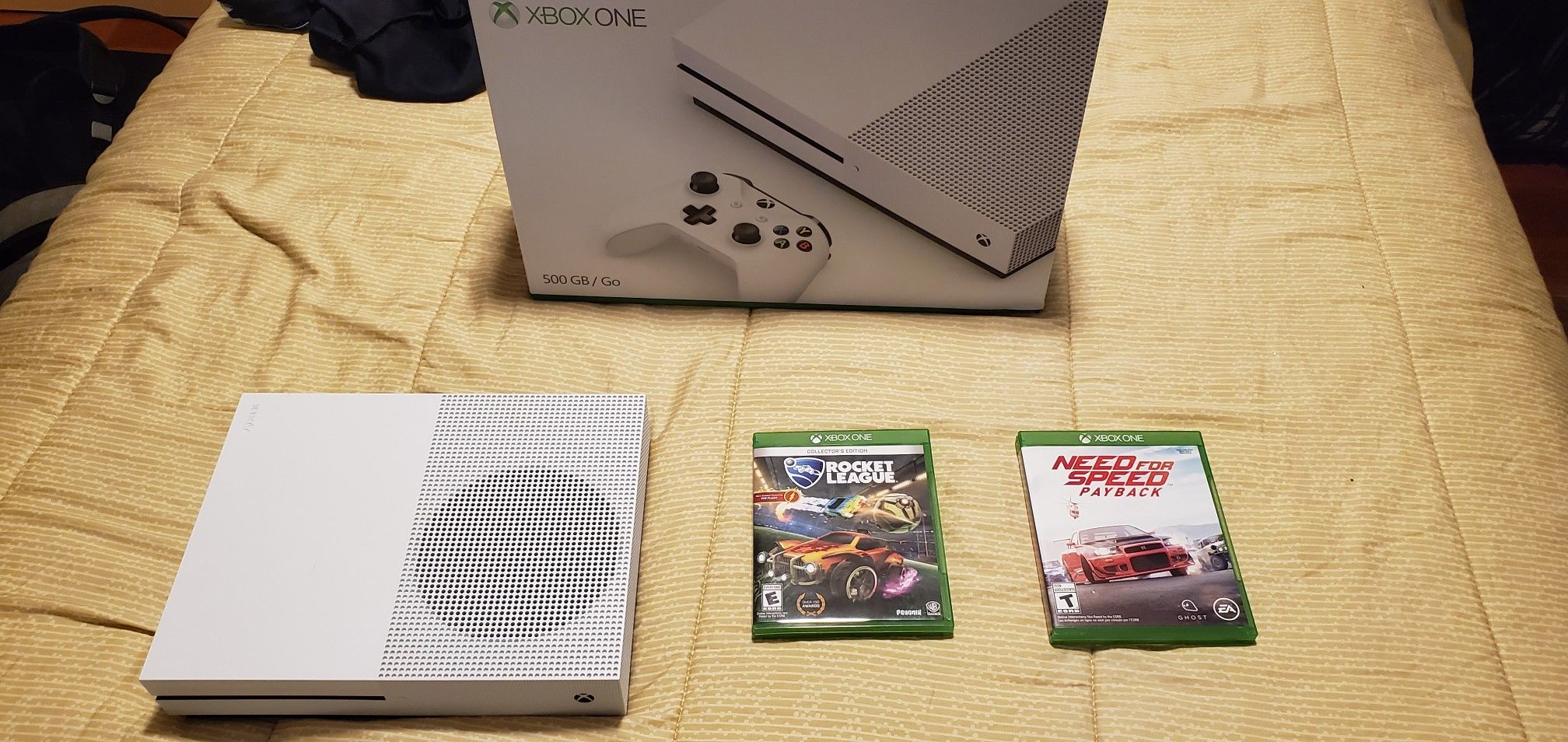 XBOX ONE S 500GB - No Controller - 2 Games included