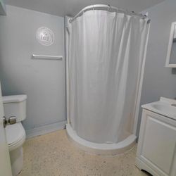 Room For Rent/ Se Renta Cuarto Corona  92882