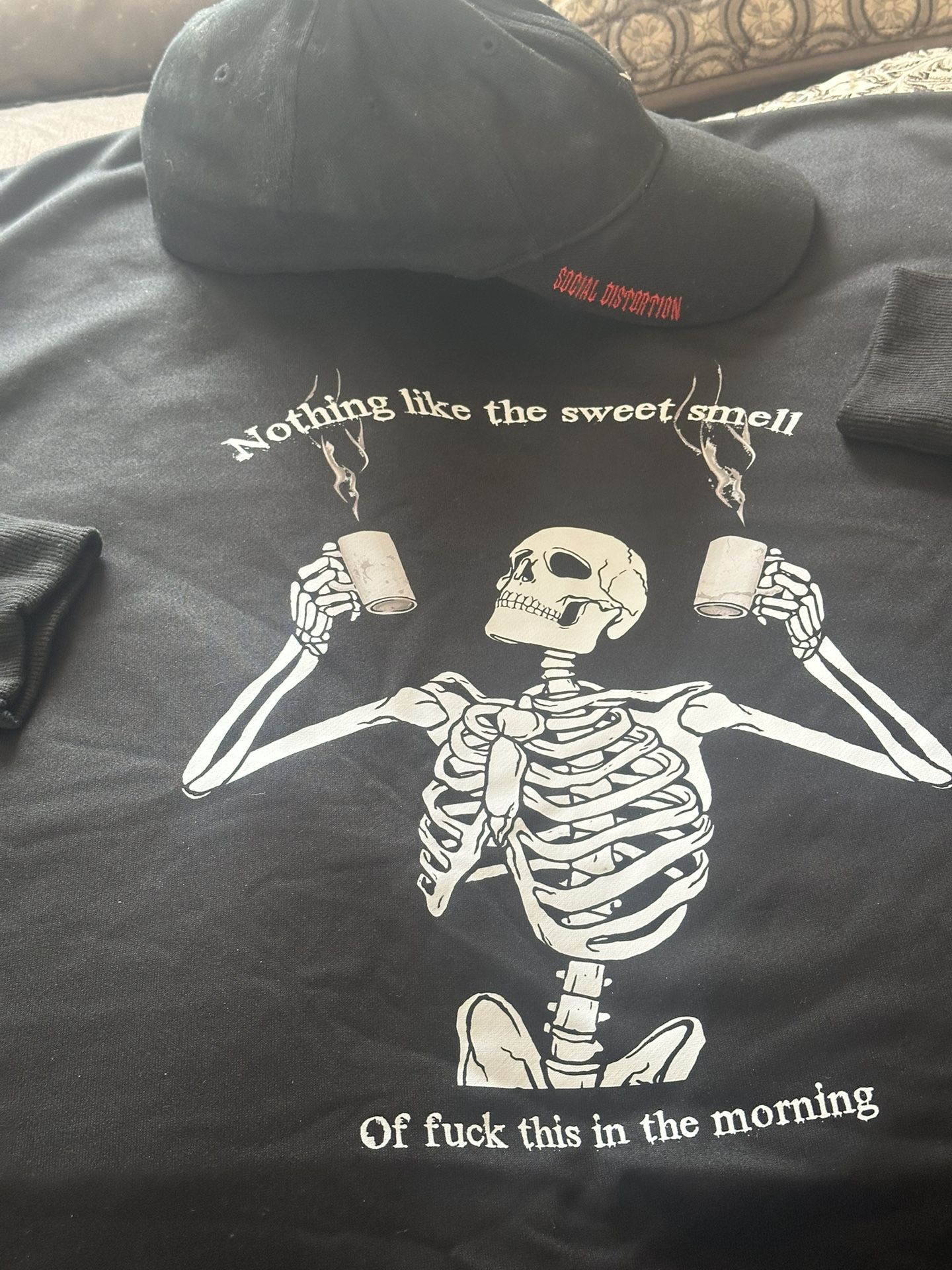 Cap + Long Sleeve Sweatshirt  Large Unisex