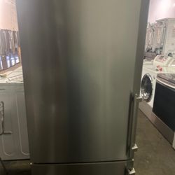 LIEBHERR Bottom Freezer Refrigerator (24 Inch)