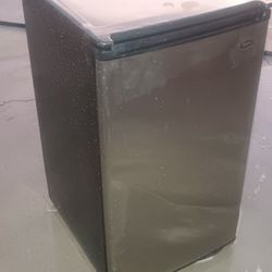 Mini Fridge Works Cleaned Like New Inside