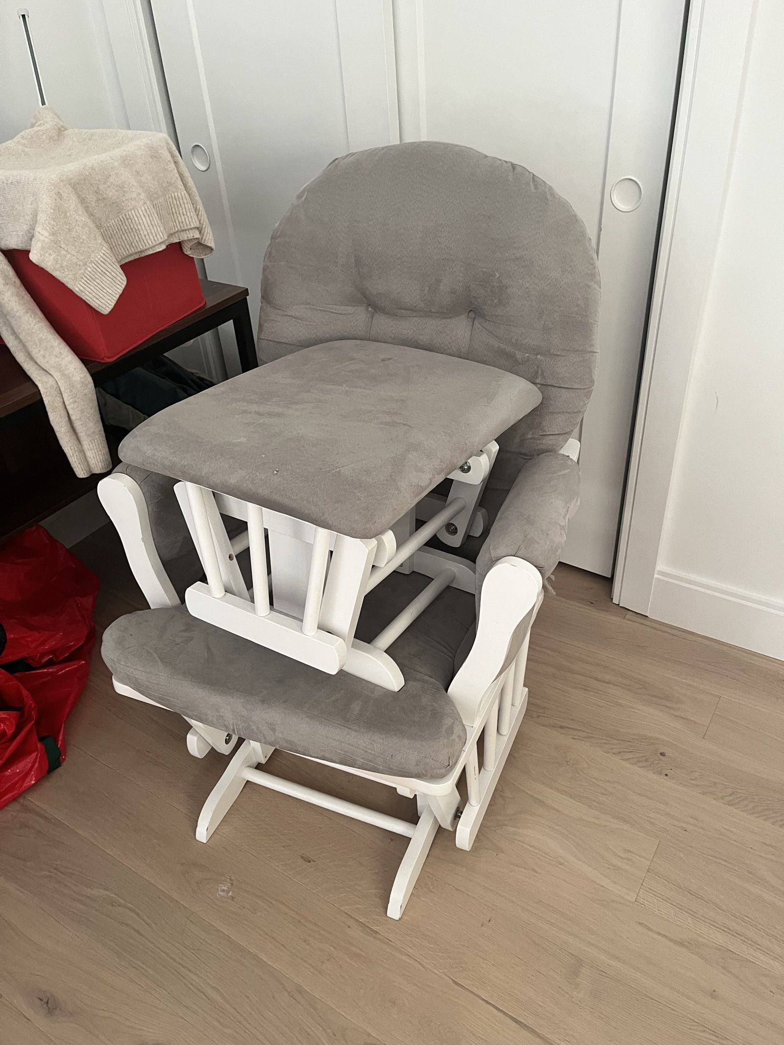 Nursery chair 
