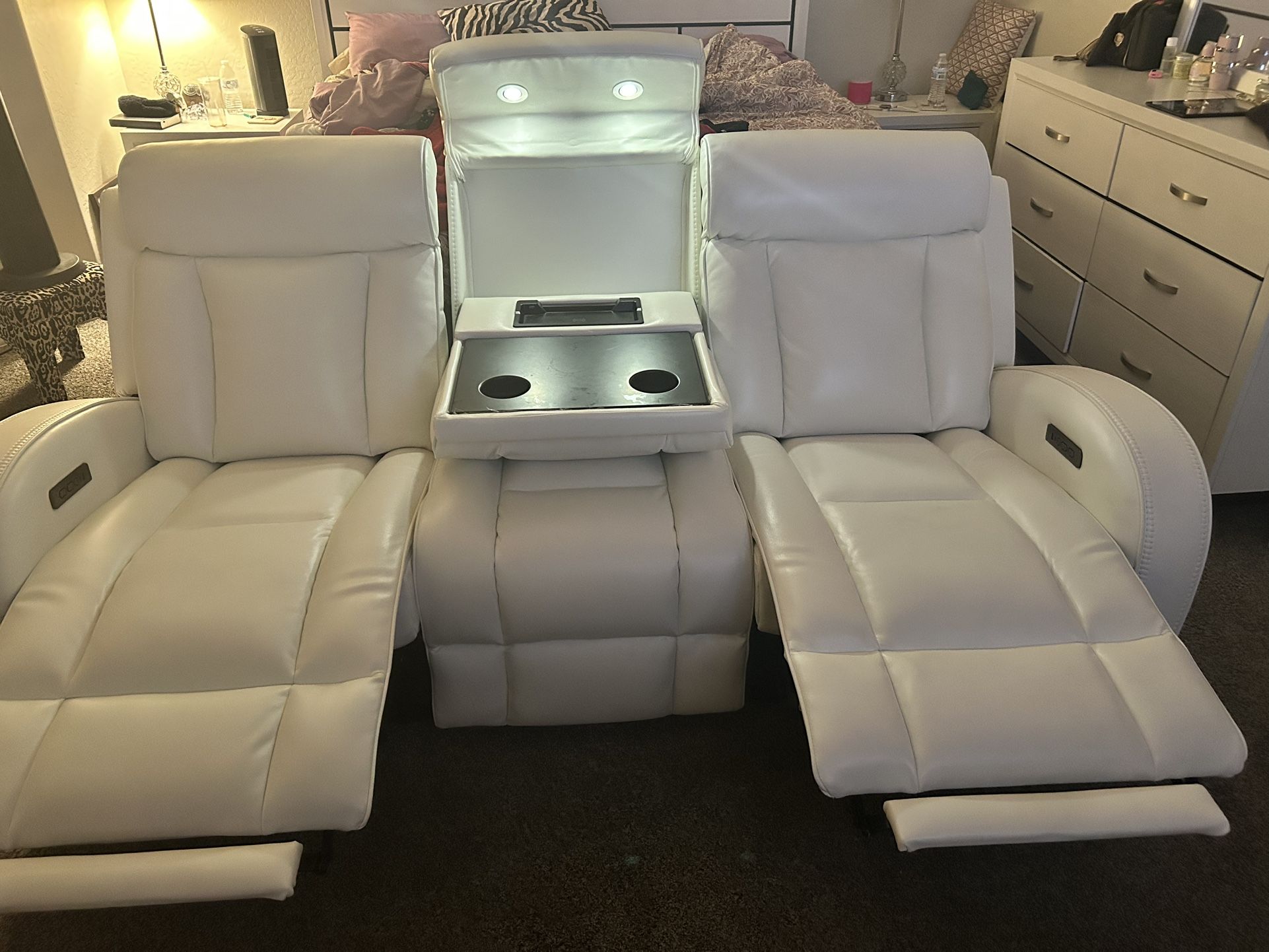 BEAUTIFUL LEATHER WHITE COUCH 1yr Old
