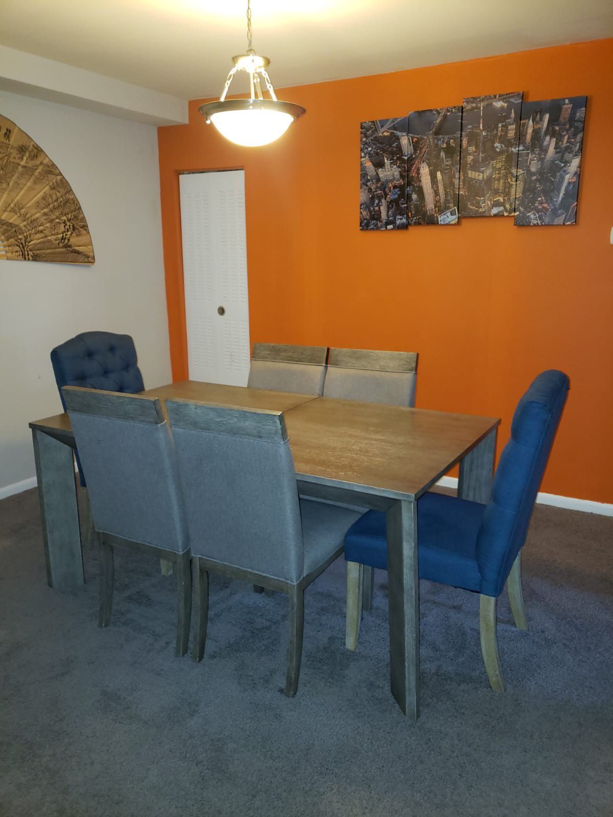 Adjustable dining table with 6 Chairs (2 blue and 4 Gray)